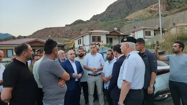 Artvin Valisi Yusufeli'de toprak kayması incelemelerinde bulundu