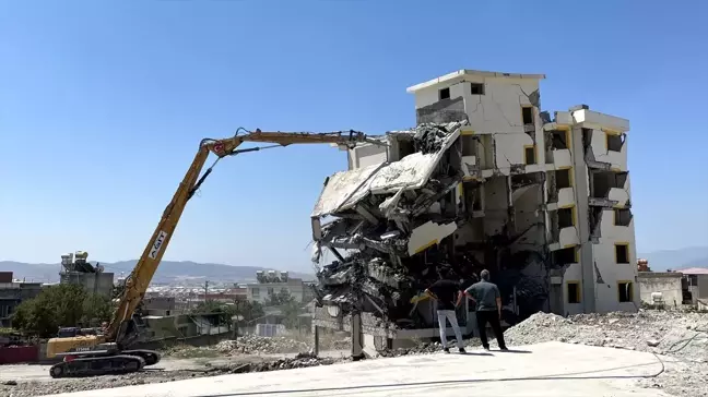 Kahramanmaraş'ta deprem sonrası hasarlı binalar yıkılıyor