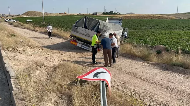 Nevşehir'de yol kenarına savrulan tırın sürücüsü yaralandı