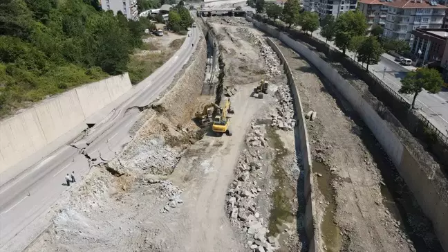 İnebolu'da dere ıslah çalışması sırasında yol çöktü