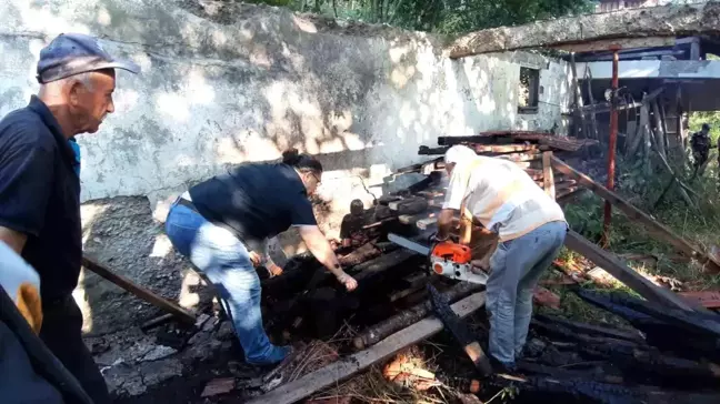 Bolu'da İstiflenmiş Tahta Parçalarının Yangını Söndürüldü