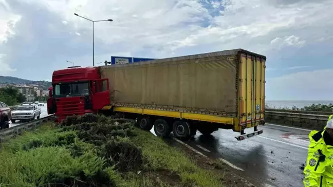 Rize'de tır orta refüje çıktı, şoför yaralandı