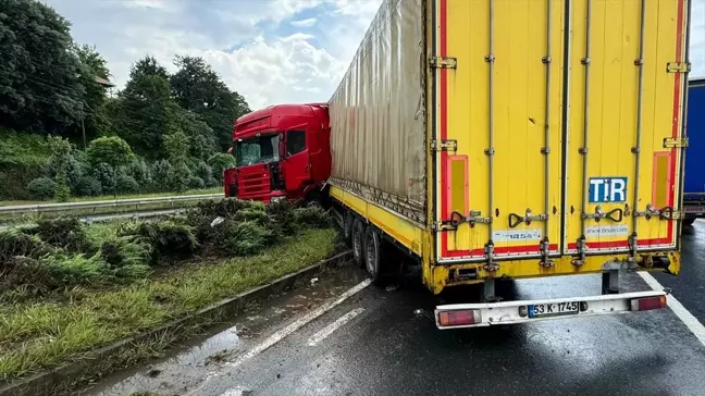 Rize'de tırın refüje çarptığı kazada sürücü yaralandı