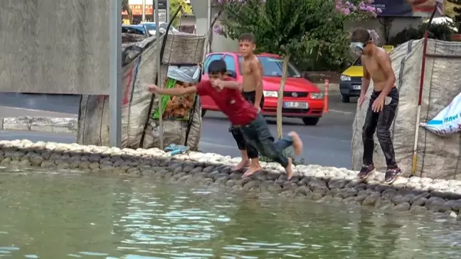 Antalya'da Sıcaktan Bunalan Çocuklar Süs Havuzunda Eğlendi