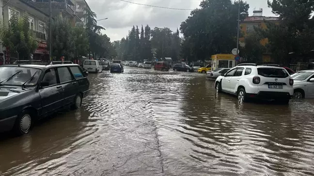 Yalvaç'ta Sağanak Yağış Hayatı Olumsuz Etkiledi