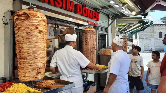 İstanbul Taksim İstiklal Caddesi'nde Döner Ustasının Kaza Anı Güvenlik Kamerasına Yansıdı