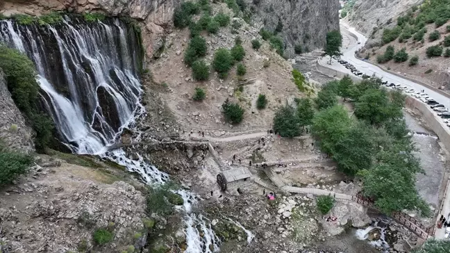 Kar Kütleleri ve Buzullardan Beslenen Kapuzbaşı Şelaleleri Ziyaretçilerine Serinlik Sunuyor