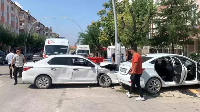 Karaman'da Trafik Kazası: 3 Kişi Yaralandı