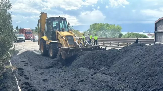 Kocaeli'de Kömür Yüklü Tır Devrildi, İstanbul İstikameti Ulaşıma Açıldı