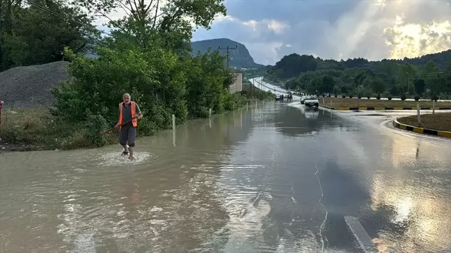 Bartın'da sağanak yağış nedeniyle yaşam olumsuz etkilendi