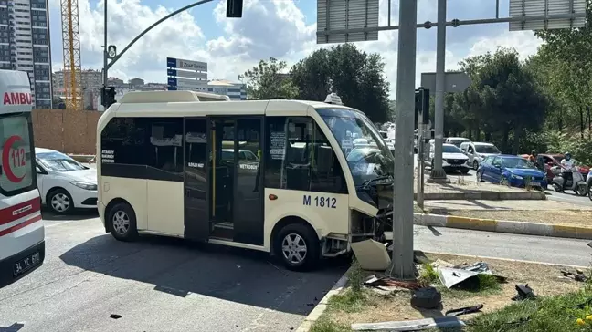 Bağcılar'da minibüs ile cipin çarpışması sonucu 1'i ağır, 6 kişi yaralandı