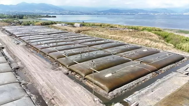 İzmit Körfezi'nde Dip Çamuru Temizliği Devam Ediyor