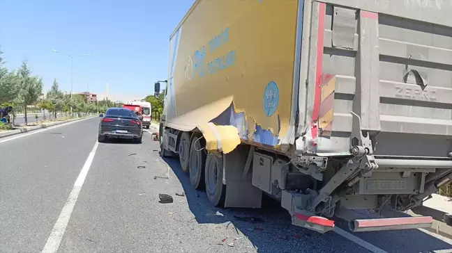 Malatya'da otomobilin kamyona çarpması sonucu 1 kişi hayatını kaybetti