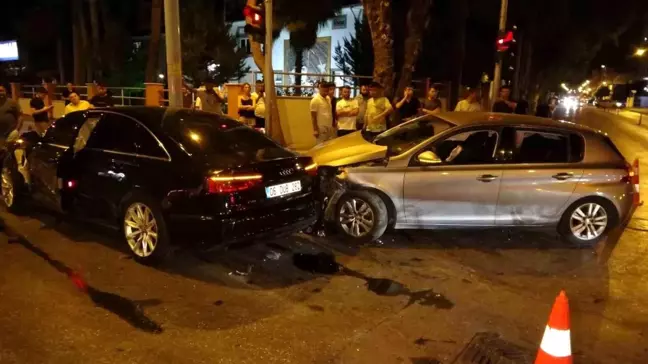 Antalya'da kırmızı ışık ihlali yapan lüks araç zincirleme trafik kazasına neden oldu