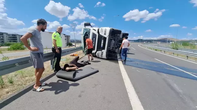 Kartepe'de Kağıt Yüklü TIR Devrildi, Sürücü Yaralandı