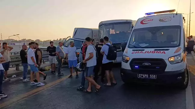 Manavgat'ta Tur Midibüsü Kazası: 1 Ölü, 4 Yaralı