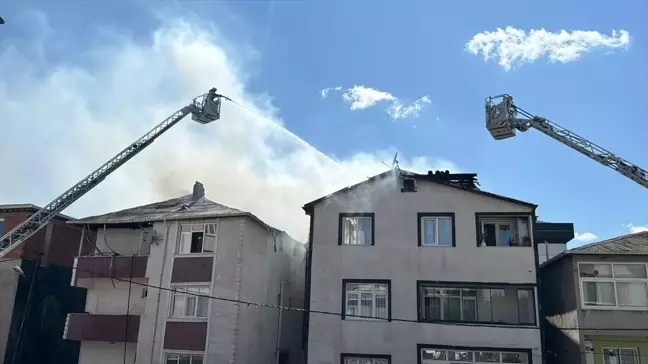 Sultanbeyli'de Bitişik Binalarda Çıkan Yangın Hasara Yol Açtı