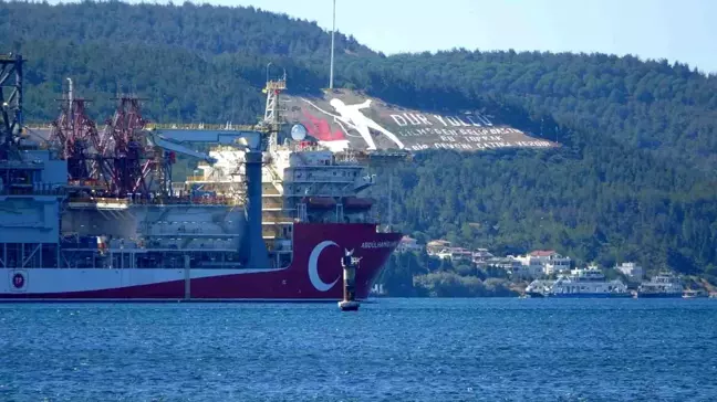 Türkiye'nin hidrokarbon arama çalışmalarına katılan Abdülhamid Han sondaj gemisi Marmara Denizi'ne doğru yol aldı