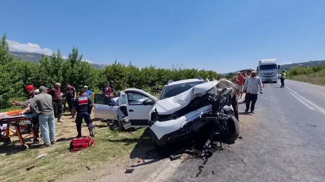 İznik'te Otomobil Çarpışması: 2'si Çocuk 4 Kişi Yaralandı