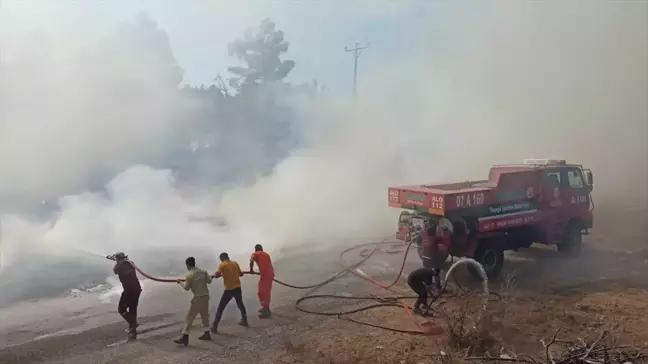 Manavgat'ta çıkan yangın ormanlık alana sıçramadan söndürüldü