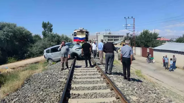 Van'da tren otomobile çarptı: Sürücü yaralandı