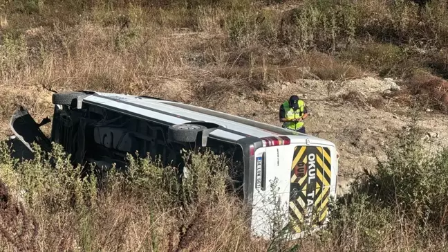 Kuzey Marmara Otoyolu'nda servis aracı şarampole devrildi, 9 kişi yaralandı