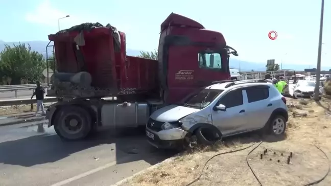 Manisa'da 4 araç birbirine girdi: 3 yaralı