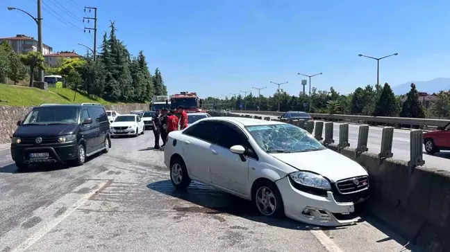 Kocaeli'de otomobil refüje çarptı, 3 kişi yaralandı