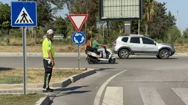 Adana'da trafik kurallarına uyan sürücülere kebap ikramı