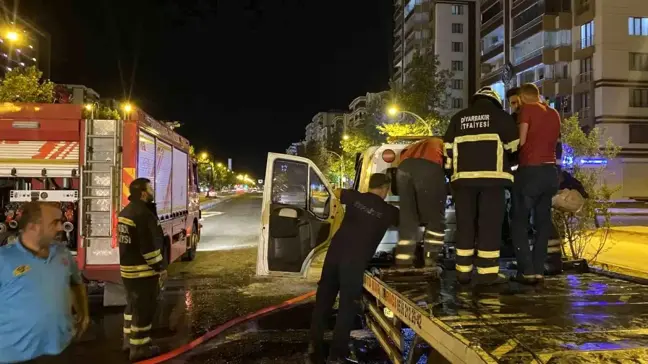 Diyarbakır'da park halindeki çekicide çıkan yangın söndürüldü