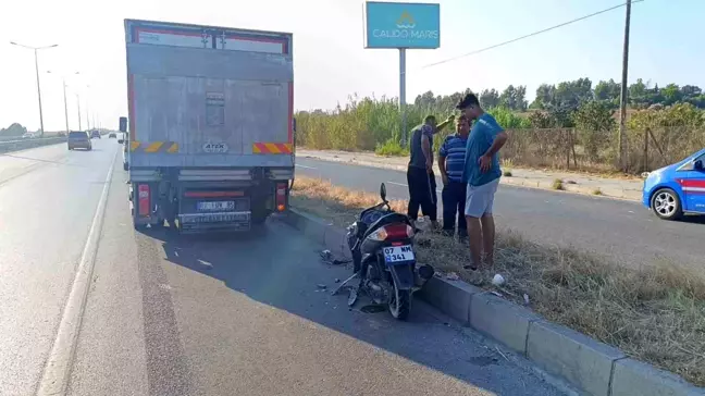 Antalya'da Motosiklet Sürücüsü Kamyonla Kaza Yaptı