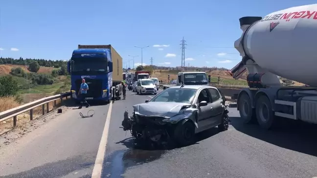 Çorlu'da bariyerlere çarpan otomobilin sürücüsü yaralandı