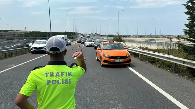 Arnavutköy'de devrilen minibüs trafik yoğunluğuna neden oldu