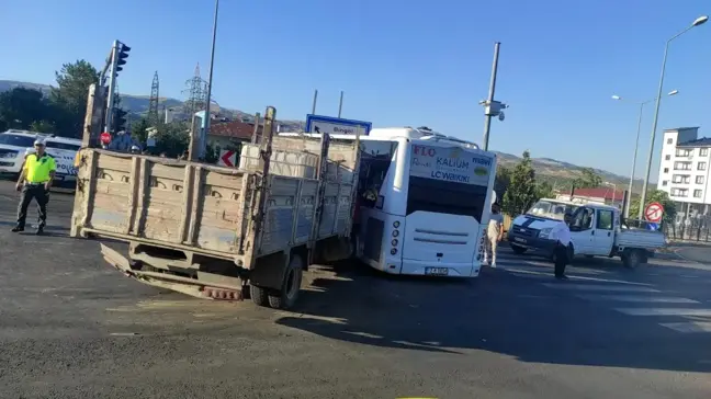 Bingöl merkezinde kamyon ile halk otobüsü çarpıştı, 6 kişi yaralandı