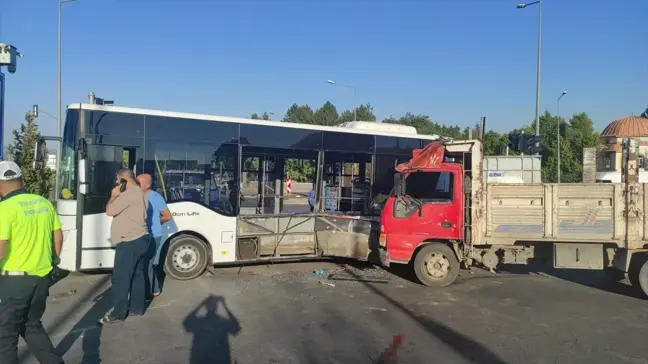 Bingöl'de özel halk otobüsü ile kamyon çarpıştı: 5 yaralı