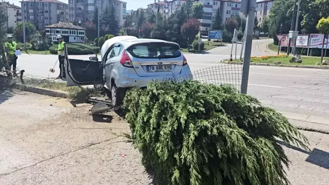 Safranbolu'da otomobil ağaçlara çarptı, sürücü yaralandı