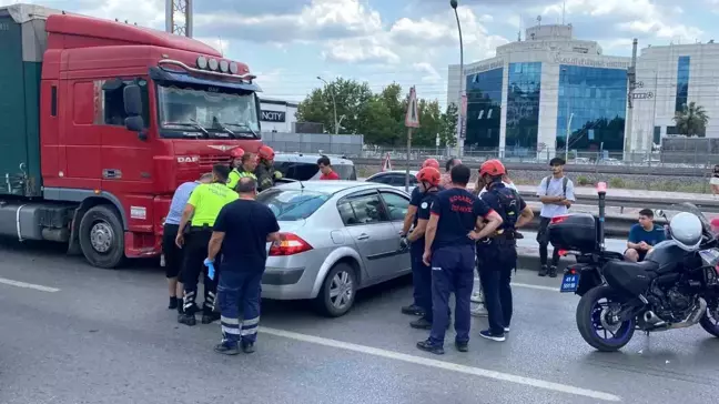 İzmit'te Azerbaycan plakalı tır ile otomobil çarpıştı