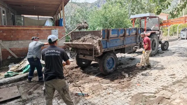 Çorum'un Oğuzlar ilçesinde şiddetli yağışın ardından temizlik çalışması başlatıldı