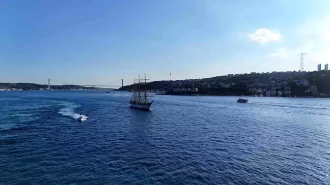 Romanya Donanması'na ait eğitim gemisi İstanbul Boğazı'ndan geçerek Romanya'ya doğru yola çıktı