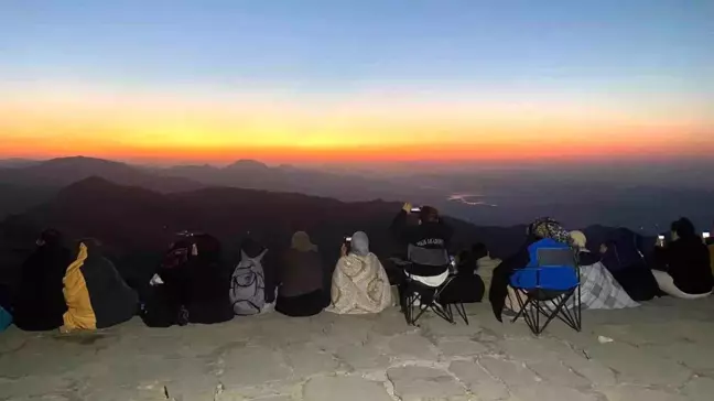 Doğu-Batı Dostluk ve İpek Yolu Rallisi Nemrut Dağı'nda Gün Doğuşunu İzledi