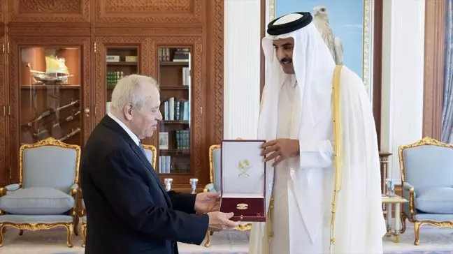 Katar Emiri Şeyh Temim bin Hamed Al Sani, Filistin'in Doha Büyükelçisi Munir Abdullah Gannam'a devlet nişanı takdim etti