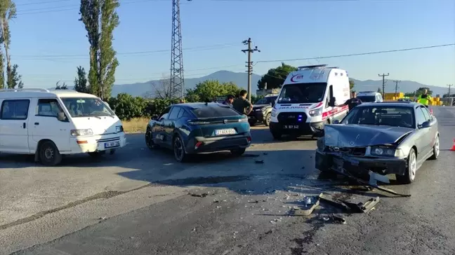 Orhangazi'de Zincirleme Trafik Kazası: 2 Yaralı