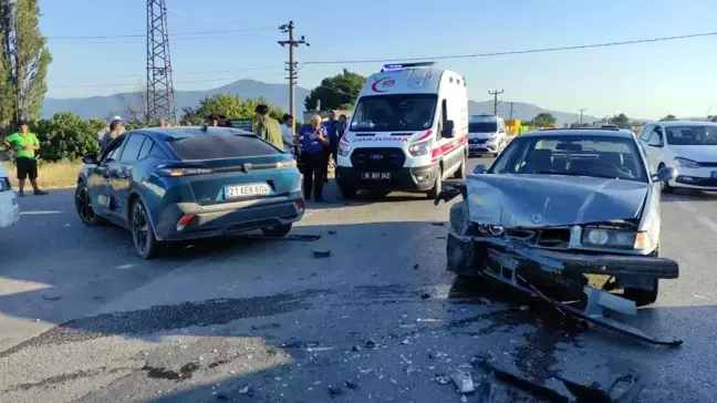 Bursa'da üç aracın karıştığı kazada 2 kişi hafif yaralandı