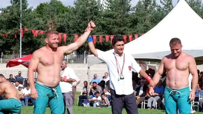 Atatürk Üniversitesi 1. Karakucak Güreş Festivali'nde Kıran Kırana Maçlar