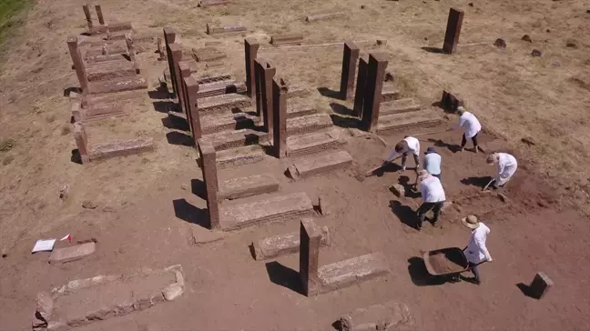 Ahlat'taki Selçuklu Meydan Mezarlığı'nda Restorasyon Çalışmaları Devam Ediyor