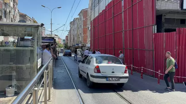 Güngören'de bir binanın yıkımı nedeniyle tramvay seferleri durduruldu