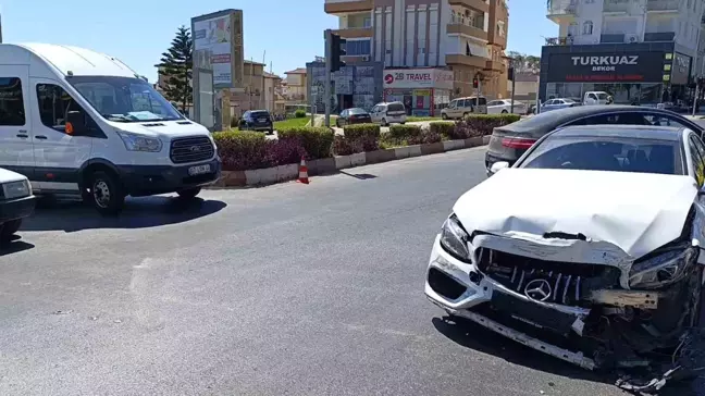 Manavgat'ta 3 araçlı zincirleme kaza: 2 yaralı