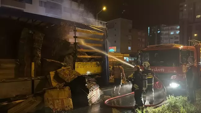 Rize'de karton yüklü tırın dorsesinde çıkan yangın hasara yol açtı