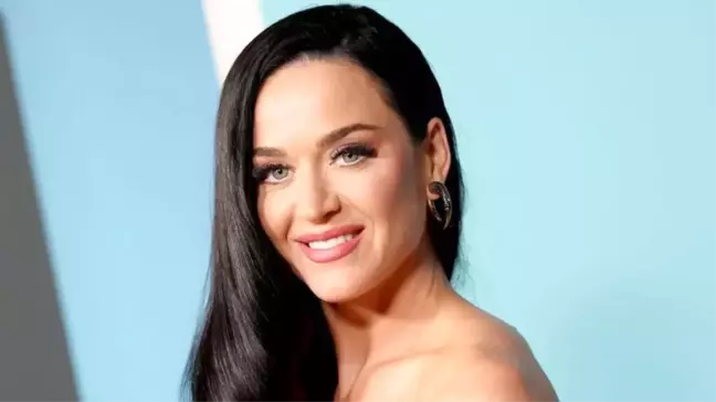 İspanyol yetkililer Katy Perry'nin koruma altındaki kum tepelerinde müzik klibi çektiği iddiasıyla soruşturma başlattı