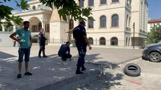 Gaziantep'te iş yeri ve müşteri arasında çıkan çatışmada camiye namaz kılmaya giden kişi yaralandı